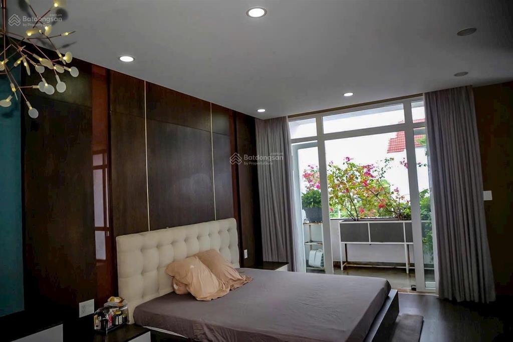 Khu biệt thự dt ngang 7 dài 17 , đường trước nhà 12m, shr, vip bên sông