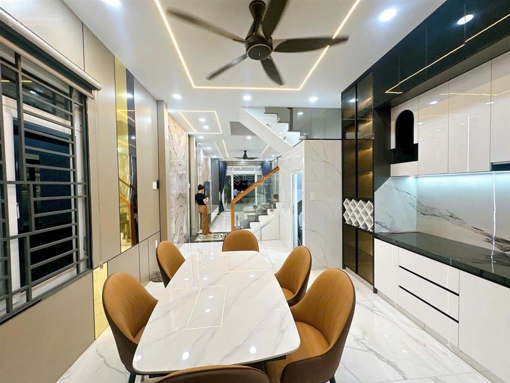 Bán nhà phố mặt tiền 4x25m.xây 3 lầu ngay lê thị riêng,phường thới an.q12. 0902 683 ***