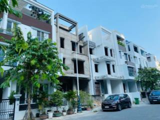 Giá tốt bán biệt thự hầm 4 tầng khu compoud kế đảo kim cương, quận 2  0913 083 ***