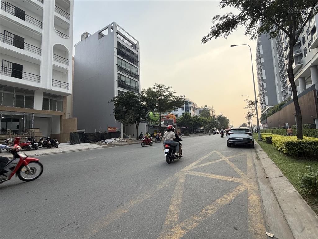 Đất mặt đường tạ hiện chỉ 440tr/m2, xây được 8 tầng. dt 100m2 đến 144m2. ngay ngã tư th và nvk.