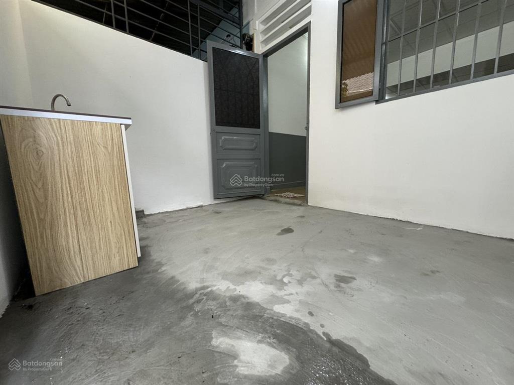 Nhà ngang 4 dài 12m có 2pn, sân để xe