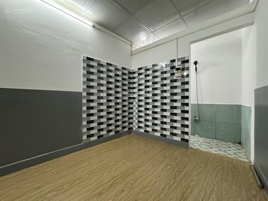 Nhà ngang 4 dài 12m có 2pn, sân để xe