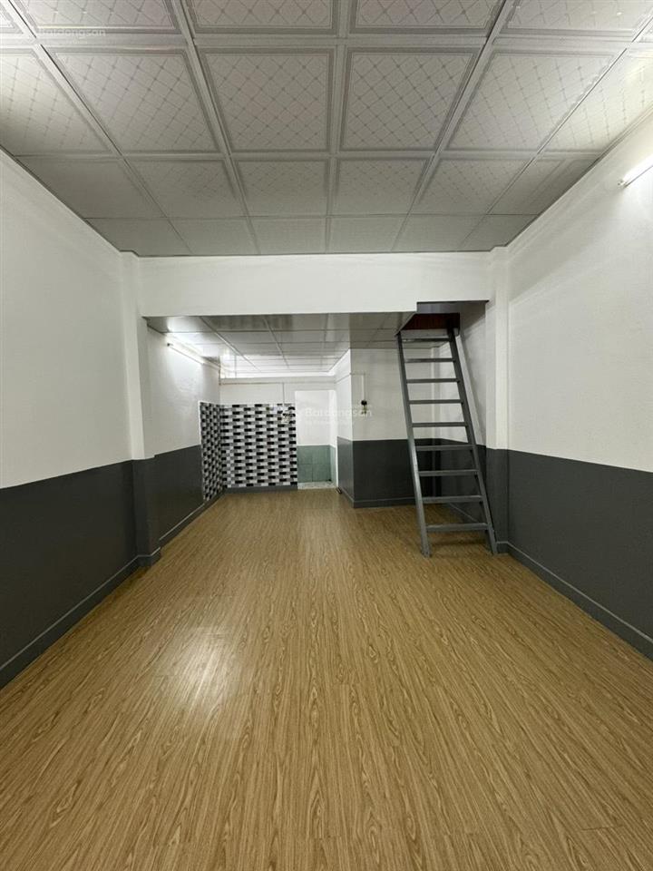 Nhà ngang 4 dài 12m có 2pn, sân để xe