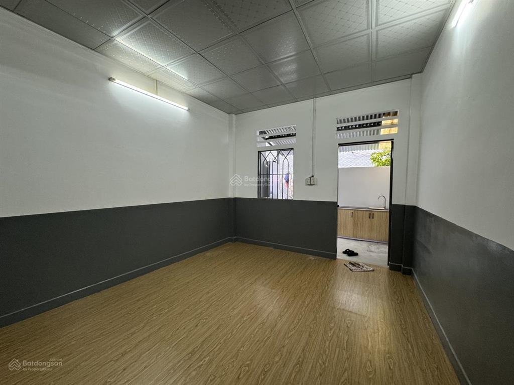 Nhà ngang 4 dài 12m có 2pn, sân để xe