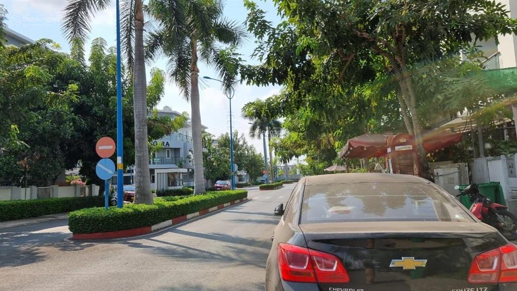 Chính chủ bán nhà phố mega village 5x19m. view trực diện hồ bơi. căn góc 3 mặt thoáng.sổ hông riêng