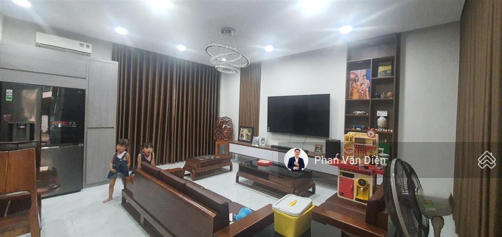 Chính chủ bán nhà phố mega village 8x14,5m. nội thất đầy đủ. gần hồ bơi. gọi ngay 0982 667 ***