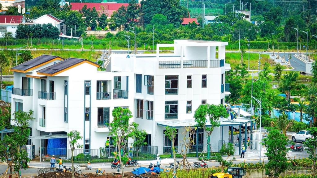 Nhà mặt phố ngay đường võ văn kiệt nối dài. giá chỉ từ 3ty7. thanh toán trả góp.