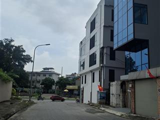 Cho thuê tòa nhà 7 tầng, thang máy full đồ  ô tô tránh, đỗ ngày đêm