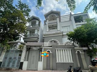 Bán biệt thự mặt tiền giáp quận 1  full nội thất cao cấp  vào ở ngay  diện tích lớn 160m2