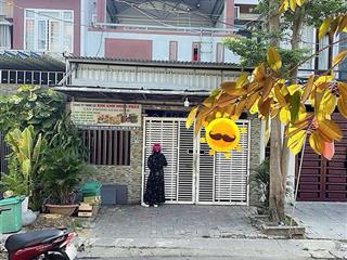 Nhà 2 mê, 2 tầng mt phước lý đường 5,5m, lề 3,5m.
 nhà dt 113m2, ngang 5m, thuộc kđt phước lý.