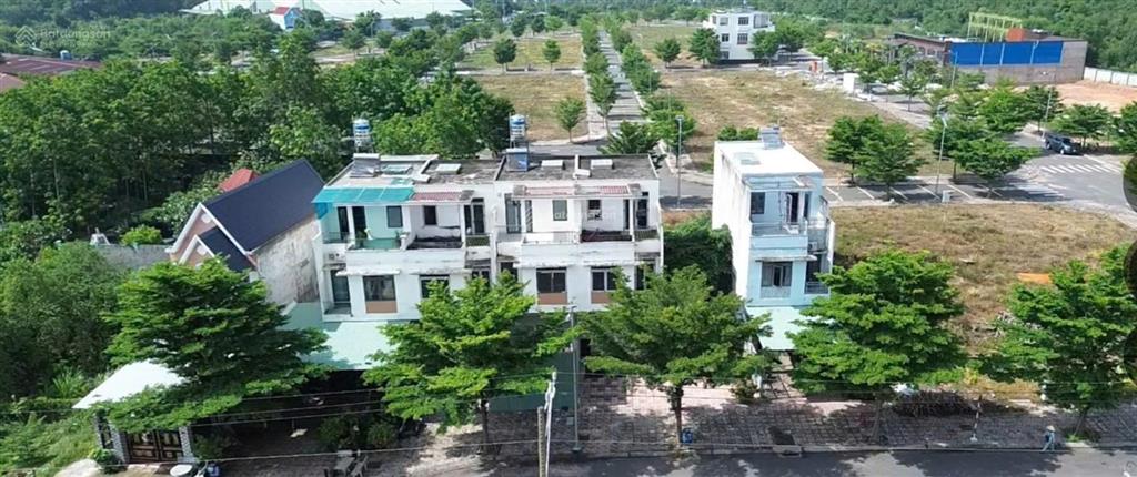 Chính chủ bán lô góc 2 mặt tiền  giá 1tỷ680  diện tích 92,8m2  sổ sẵn. cách ql13 2 phút