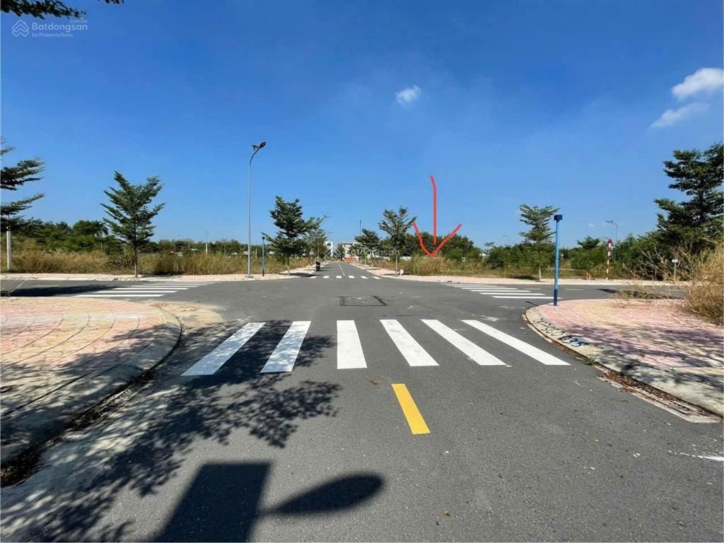 Chính chủ bán lô góc 2 mặt tiền  giá 1tỷ680  diện tích 92,8m2  sổ sẵn. cách ql13 2 phút