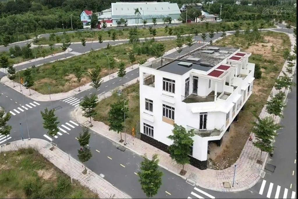 Chính chủ bán lô góc 2 mặt tiền  giá 1tỷ680  diện tích 92,8m2  sổ sẵn. cách ql13 2 phút