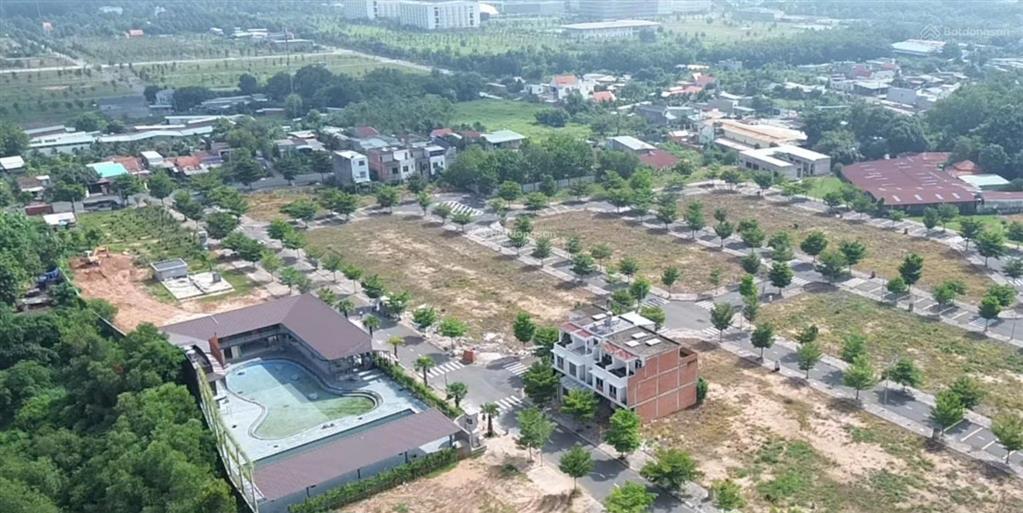 Chính chủ bán lô góc 2 mặt tiền  giá 1tỷ680  diện tích 92,8m2  sổ sẵn. cách ql13 2 phút