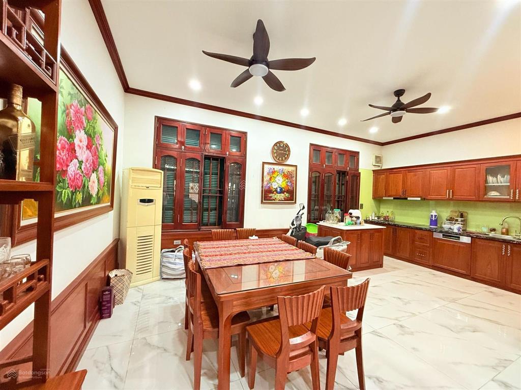 Phùng chí kiên  cầu giấy. dt 56m, ô tô tránh đỗ thoải mái. qh đất ở đô thị. 20 tỉ