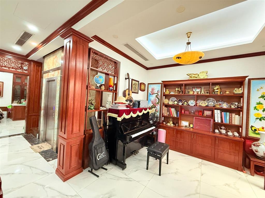 Phùng chí kiên  cầu giấy. dt 56m, ô tô tránh đỗ thoải mái. qh đất ở đô thị. 20 tỉ