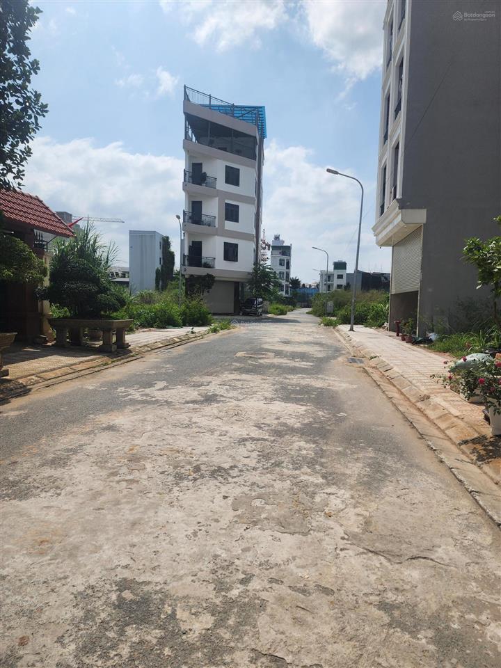 Tôi bán lô đất 2 mặt thoáng, một mặt đường lớn một mặt vườn hoa rộng đẹp mát mẻ