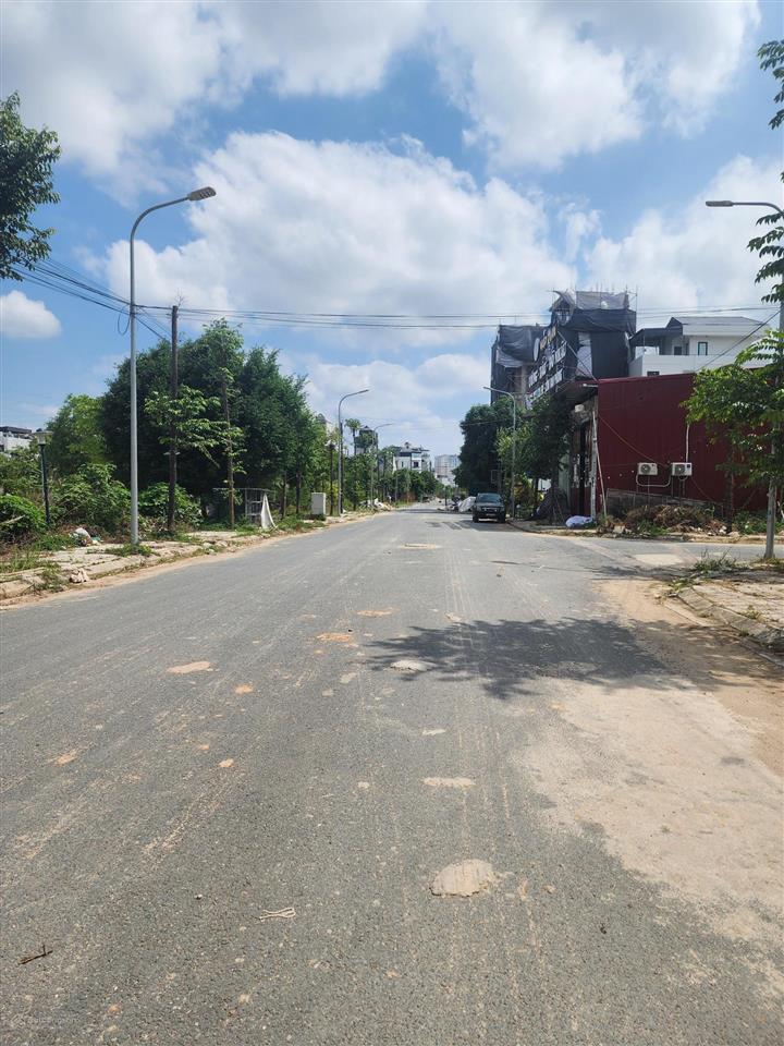 Tôi bán lô đất 2 mặt thoáng, một mặt đường lớn một mặt vườn hoa rộng đẹp mát mẻ