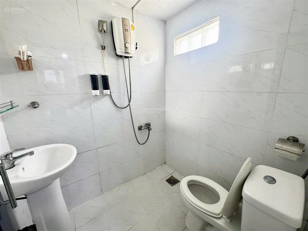 Cho thuê phòng quận 1 giá rẻ, có cửa sổ thoáng, nội thất y hình, gần công viên lê văn tám