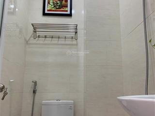 Cho thuê căn hộ giá rẻ, 30m2 cửa sổ thoáng, free pdv gần đường trần hưng đạo, nguyễn văn cừ quận 1