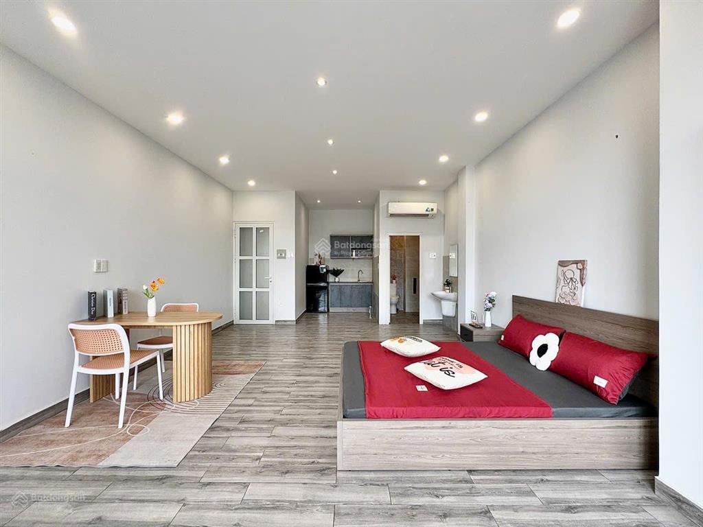 Căn hộ full nội thất cửa sổ trời ngay trung tâm quận 2