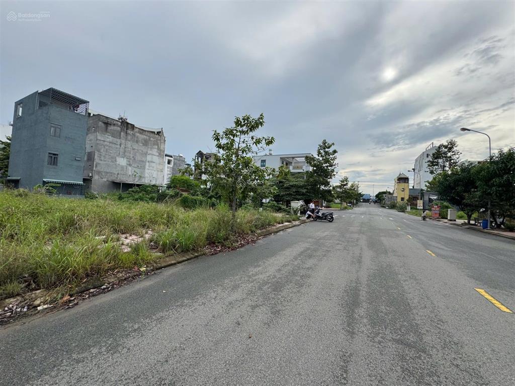 Giảm 400tr bán lô góc trục chính kdc, kinh doanh sầm uất