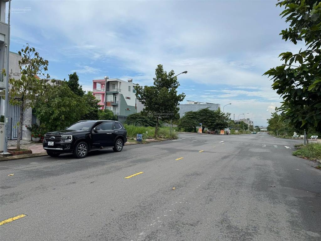 Giảm 400tr bán lô góc trục chính kdc, kinh doanh sầm uất