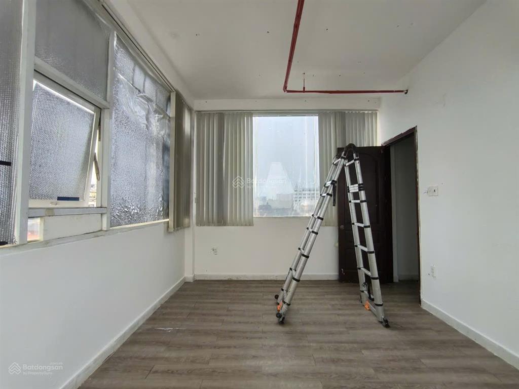 Văn phòng ngay lê văn sỹ 38m2 giá 8,5 triệu tòa nhà văn phòng có sàn gỗ, cửa sổ thoáng mát