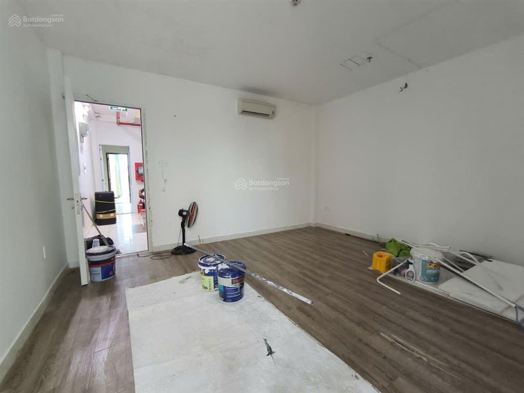 Văn phòng ngay lê văn sỹ 40m2 giá 8,5 triệu tòa nhà văn phòng có sàn gỗ, cửa sổ thoáng mát
