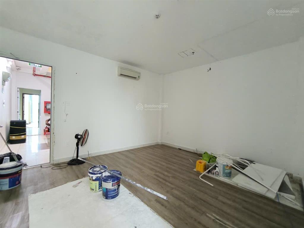 Văn phòng ngay lê văn sỹ 40m2 giá 8,5 triệu tòa nhà văn phòng có sàn gỗ, cửa sổ thoáng mát