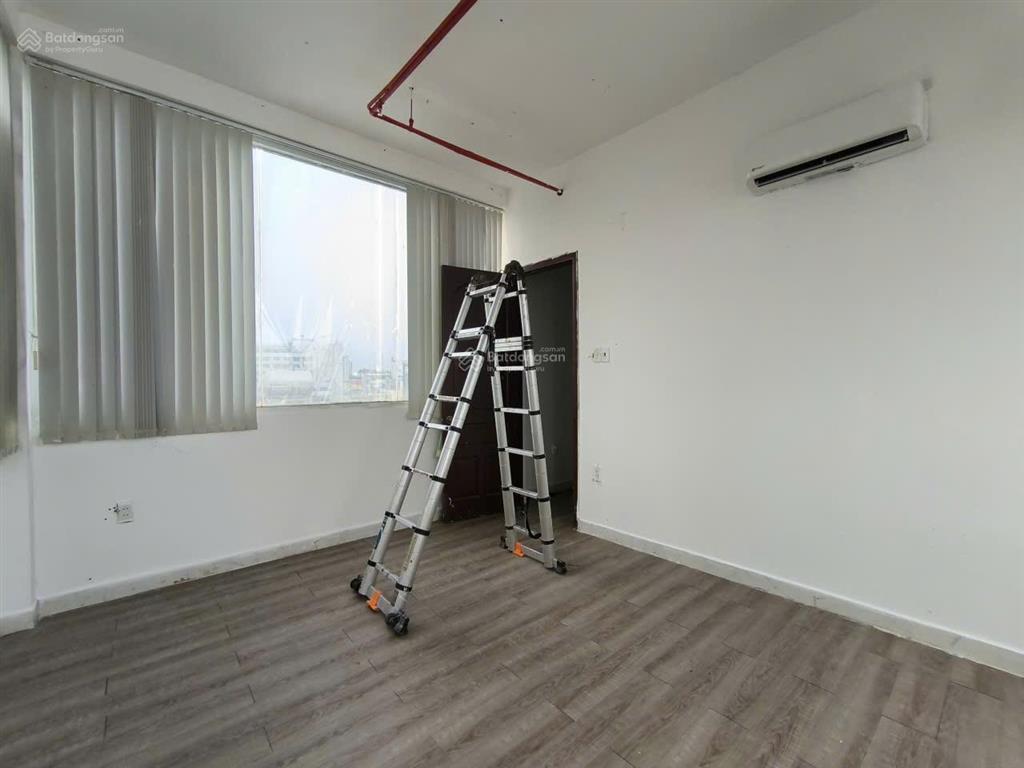 Văn phòng ngay lê văn sỹ 40m2 giá 8,5 triệu tòa nhà văn phòng có sàn gỗ, cửa sổ thoáng mát