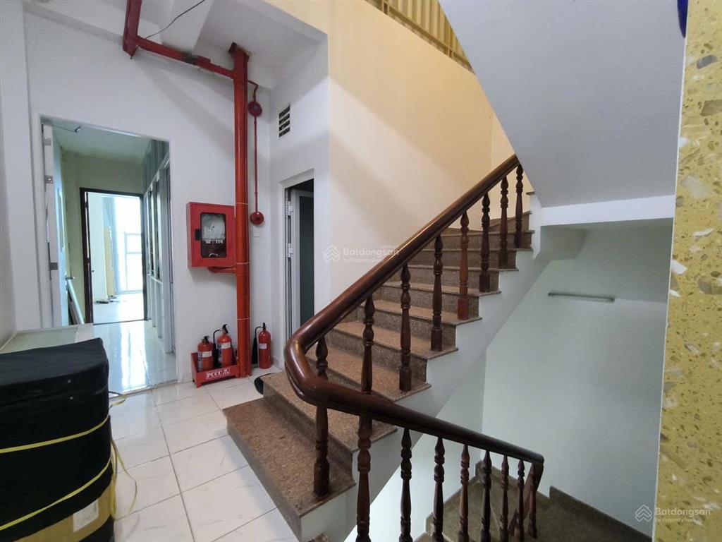 Văn phòng ngay lê văn sỹ 40m2 giá 8,5 triệu tòa nhà văn phòng có sàn gỗ, cửa sổ thoáng mát
