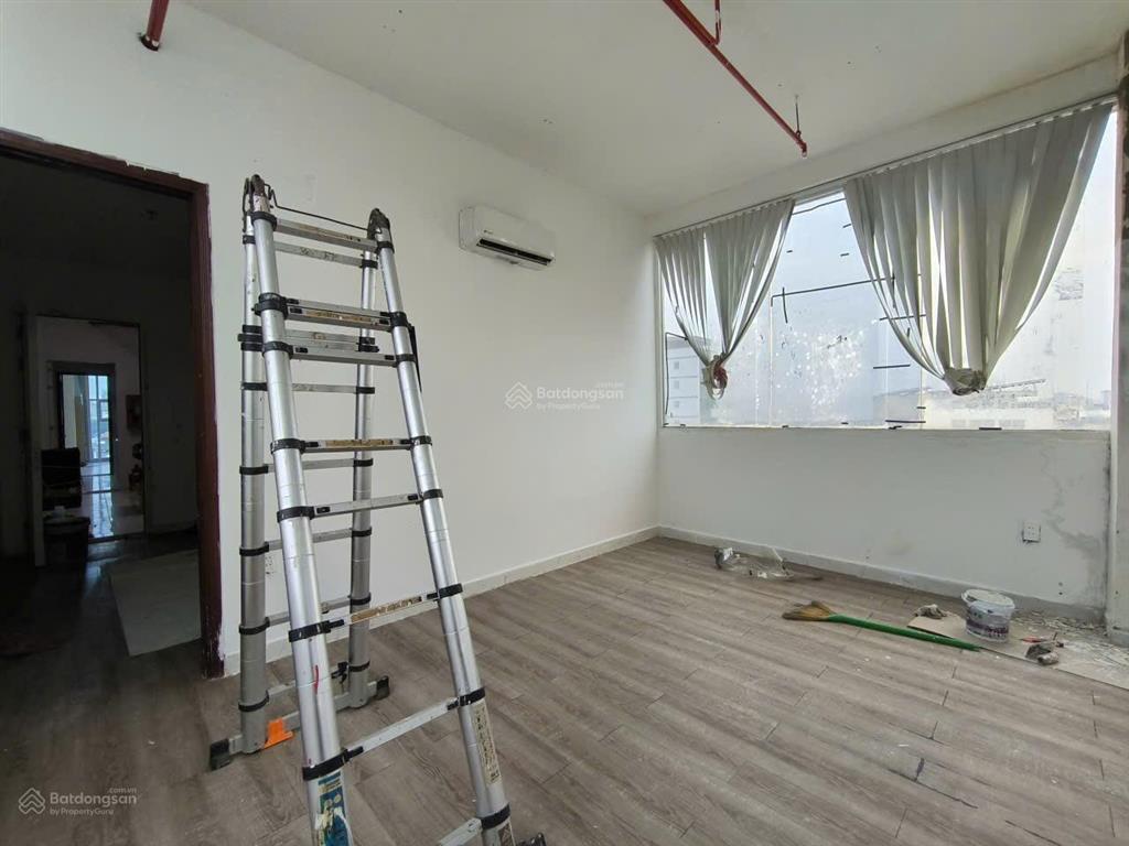 Văn phòng ngay lê văn sỹ 40m2 giá 8,5 triệu tòa nhà văn phòng có sàn gỗ, cửa sổ thoáng mát