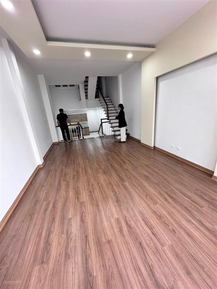 Cho thuê nhà liền kề 5 tầng 70m2 tại hoàng quốc việt, ngõ ô tô tránh