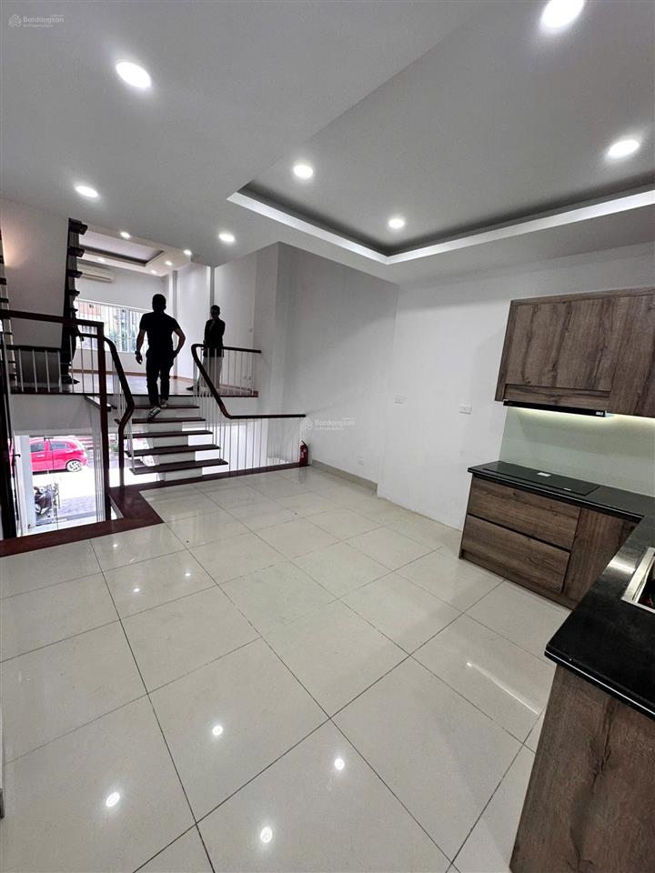 Cho thuê nhà liền kề 5 tầng 70m2 tại hoàng quốc việt, ngõ ô tô tránh