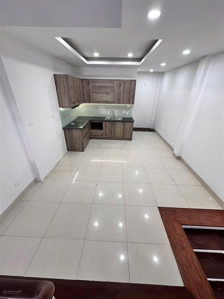 Cho thuê nhà liền kề 5 tầng 70m2 tại hoàng quốc việt, ngõ ô tô tránh