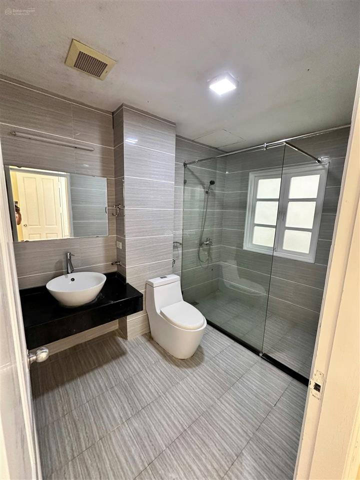 Cho thuê nhà liền kề 5 tầng 70m2 tại hoàng quốc việt, ngõ ô tô tránh