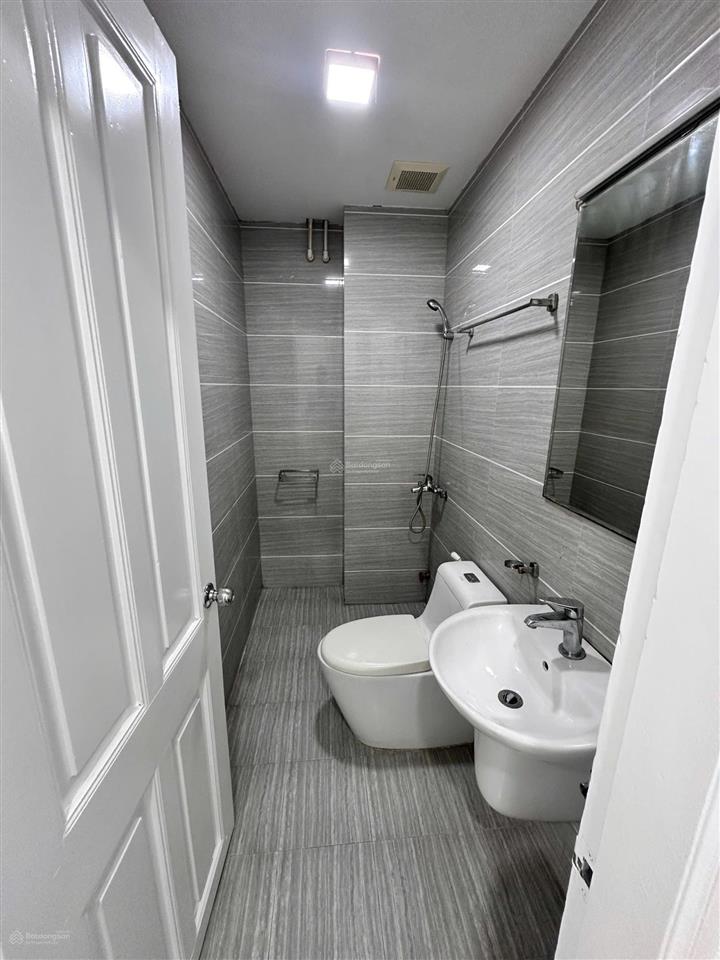 Cho thuê nhà liền kề 5 tầng 70m2 tại hoàng quốc việt, ngõ ô tô tránh