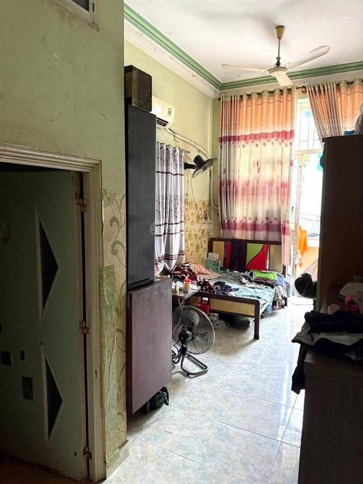 10 tỷ 500 thương lượng, nhà 4 tầng mặt tiền kinh doanh, diện tích  ngan 4,62 mét  dài 19 mét.