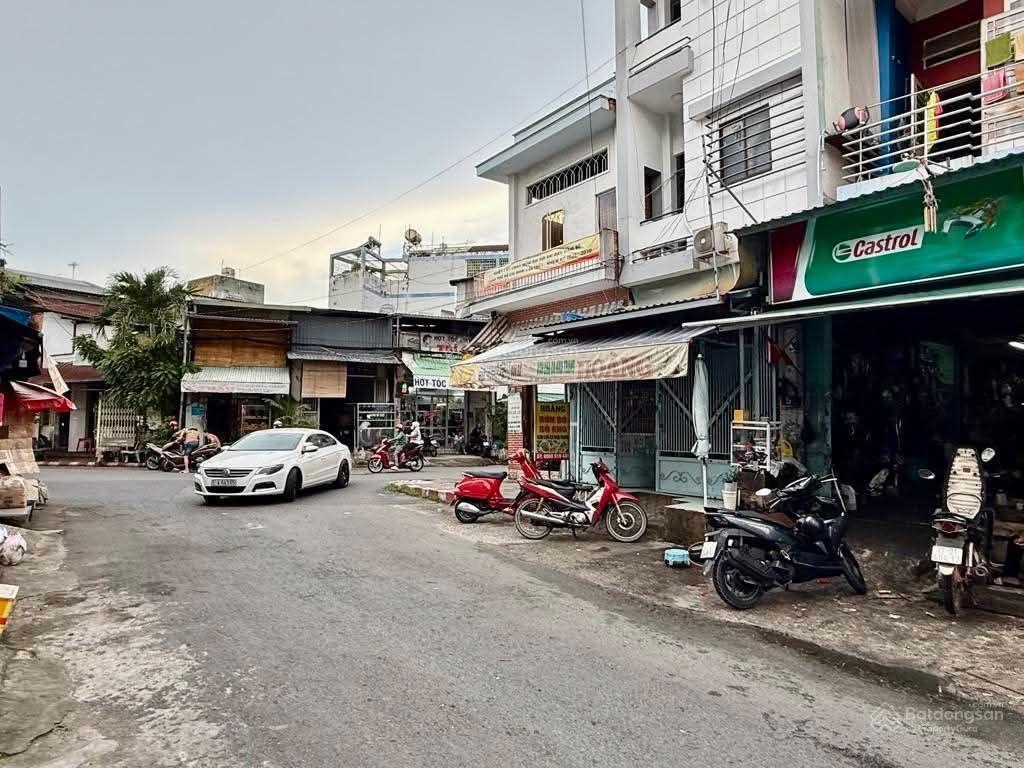 10 tỷ 500 thương lượng, nhà 4 tầng mặt tiền kinh doanh, diện tích  ngan 4,62 mét  dài 19 mét.