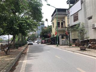 Bán đất tặng nhà 2 tầng. dt 121m2 giá chỉ 20,1 tỷ. ngõ ô tô vào tận cửa. 30m ra đg 2 ô tô tránh