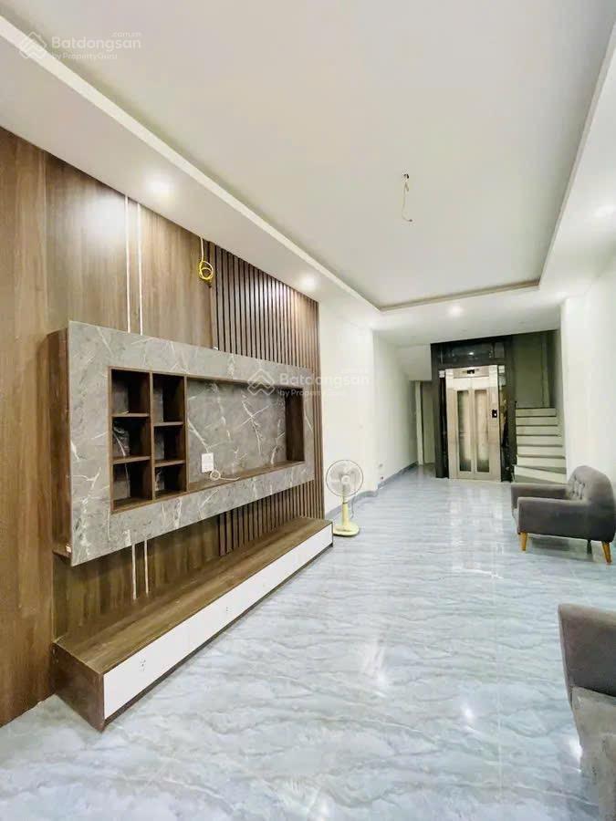 Bán nhà mới 5 tầng thang máy xịn. 39m 5 tầng giá chỉ nhỉnh 8 tỷ. cách ô tô vài bước chân.