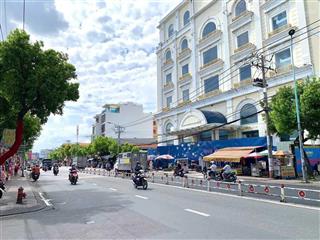 Bán nhà mặt tiền lê văn sỹ. dt ngang lớn 30x10m. kc 1 hầm 10 tầng. hđt 170 triệu/th. giá 78 tỷ