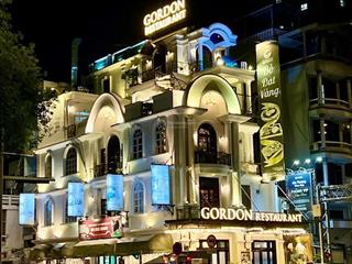 Đẳng cấp ! bán toà nhà góc 2 mặt tiền võ văn kiệt quận 1. 10mx22m.5 tầng.nội thất cao cấp. 120 tỷ