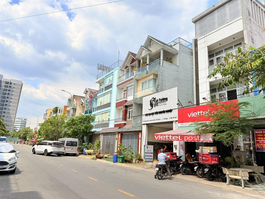 Mặt tiền ngaylê văn việt dt 105m2 ngang 5m, đường nhựa vỉa hè, giá 10,x tỷ