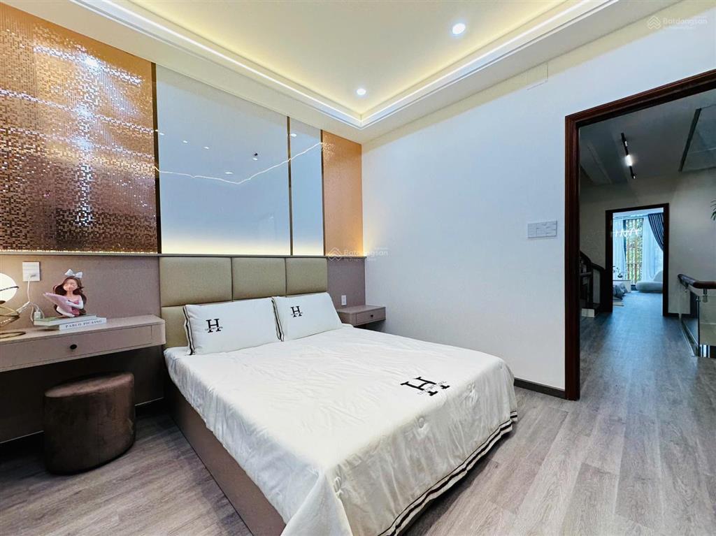 Mặt tiền góc phan xích long  quận phú nhuận  8x18m  hầm 5 tầng  hdt 130tr/tháng  giá  30 tỷ