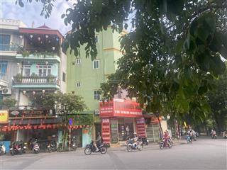 Chính chủ cần bán gấp mảnh đất phố việt hưng dt 70m2, mt4,2m nằm ngay trung tâm phố, ô tô, gần chợ