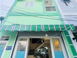 Căn nhà sau mặt tiền xe hơi đậu cửa. dt ngang 5 m dài 10 m . đúc 1 trệt 1 lững 3 lầu mái đúc.