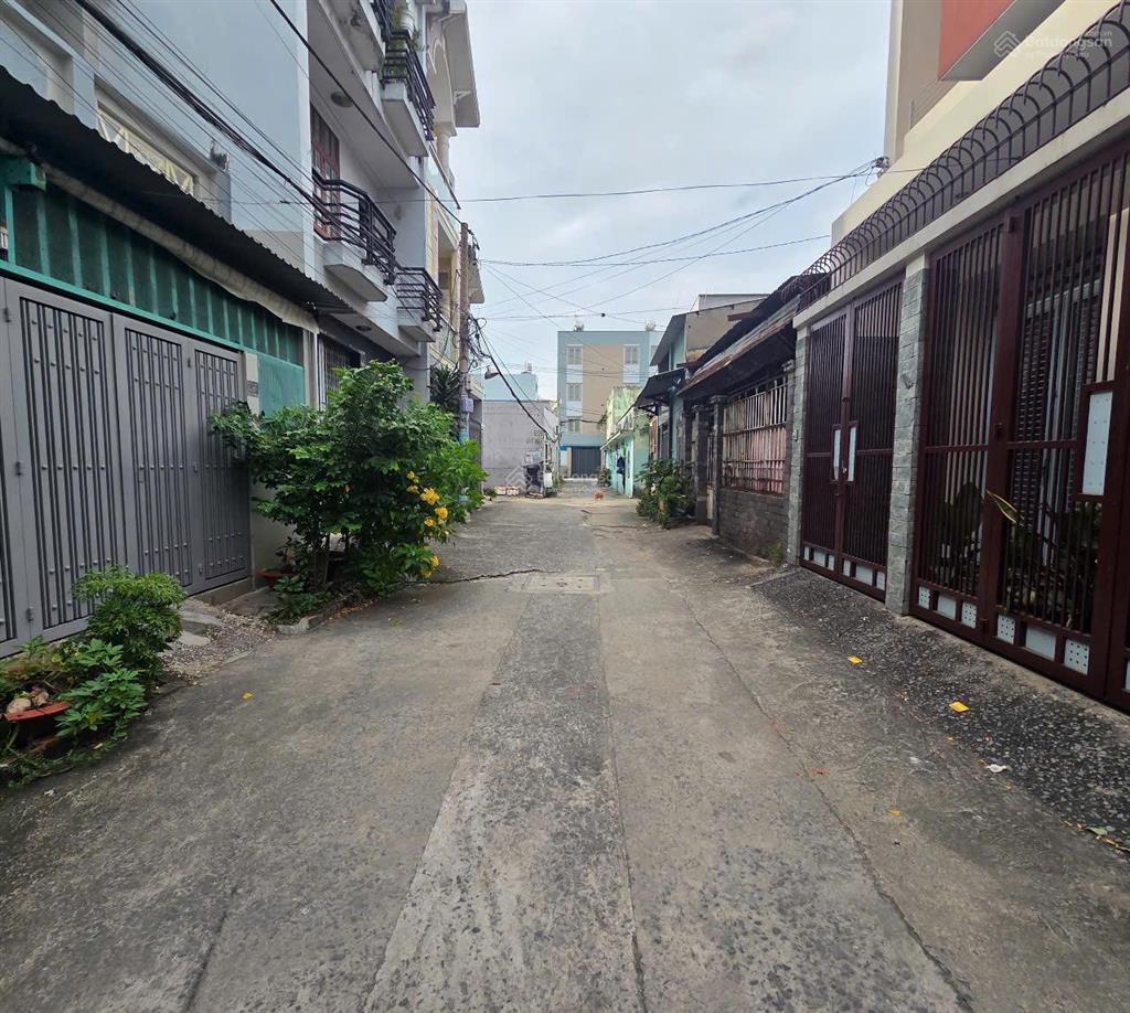 Nhà chính chủ bà điểm hóc môn tphcm dt 6,2 x17m, cấp 4 giá 3 tỷ 5 hẻm xe tải  0906 728 ***