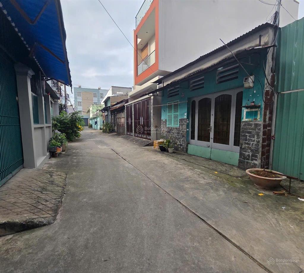 Nhà chính chủ bà điểm hóc môn tphcm dt 6,2 x17m, cấp 4 giá 3 tỷ 5 hẻm xe tải  0906 728 ***